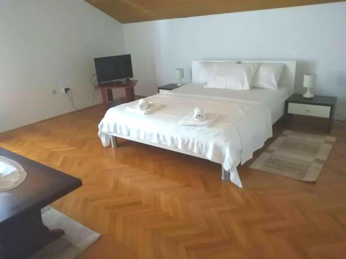 Apartmani Ruzmarin - Seget Donji, トロギール エクステリア 写真