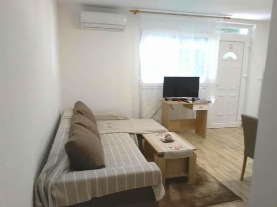 Apartmani Ruzmarin - Seget Donji, トロギール エクステリア 写真