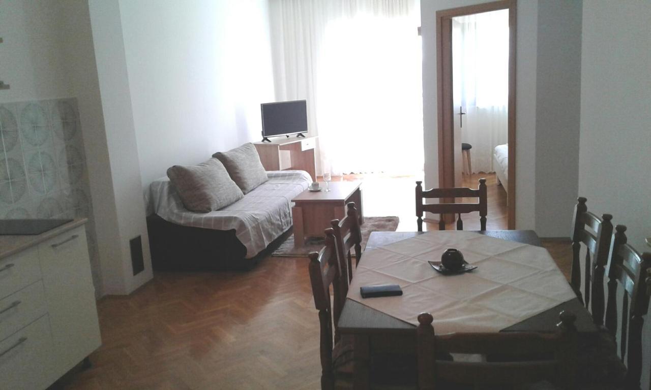 Apartmani Ruzmarin - Seget Donji, トロギール エクステリア 写真