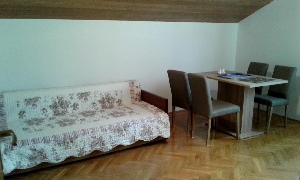 Apartmani Ruzmarin - Seget Donji, トロギール エクステリア 写真