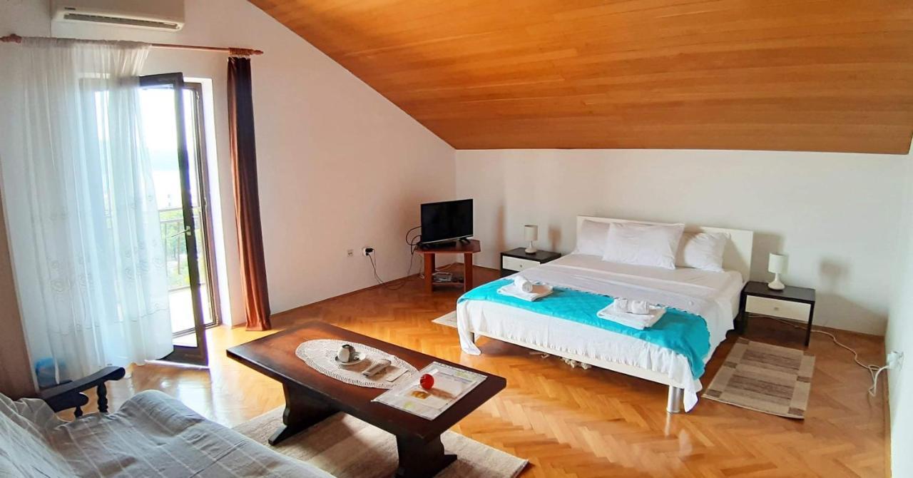 Apartmani Ruzmarin - Seget Donji, トロギール エクステリア 写真