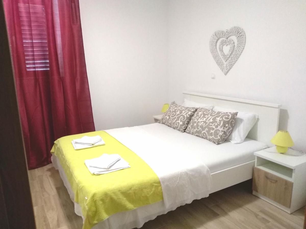 Apartmani Ruzmarin - Seget Donji, トロギール エクステリア 写真