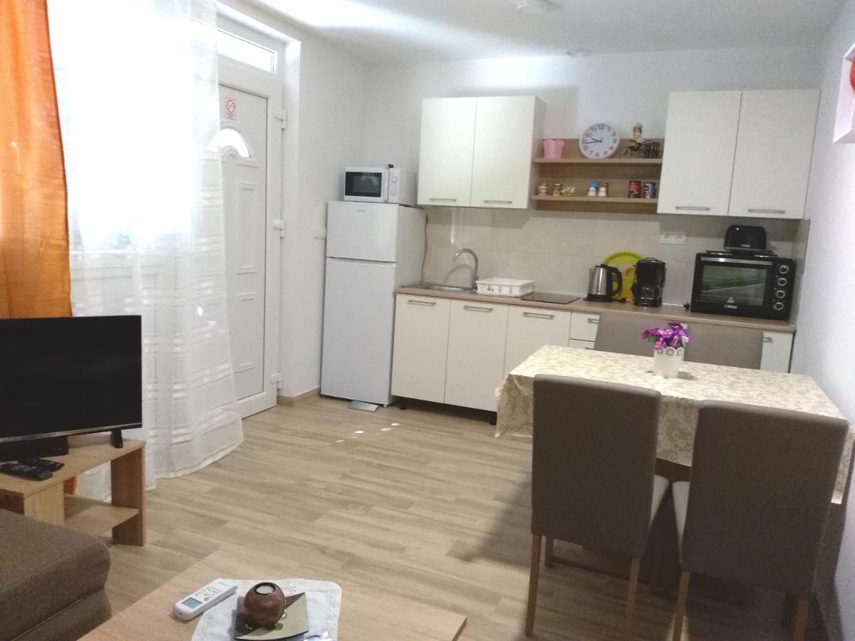 Apartmani Ruzmarin - Seget Donji, トロギール エクステリア 写真
