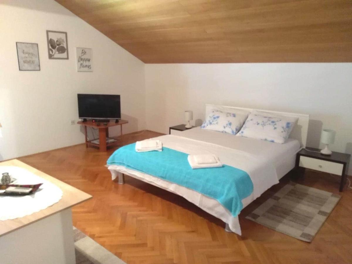 Apartmani Ruzmarin - Seget Donji, トロギール エクステリア 写真