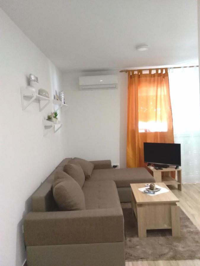 Apartmani Ruzmarin - Seget Donji, トロギール エクステリア 写真