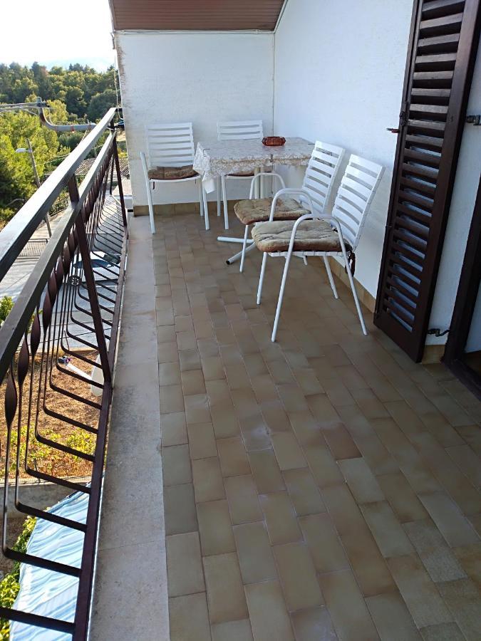 Apartmani Ruzmarin - Seget Donji, トロギール エクステリア 写真